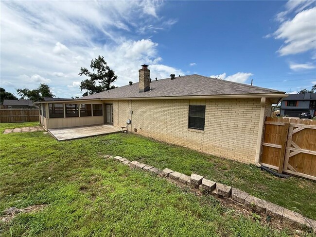 Building Photo - 2604 W Dogwood St