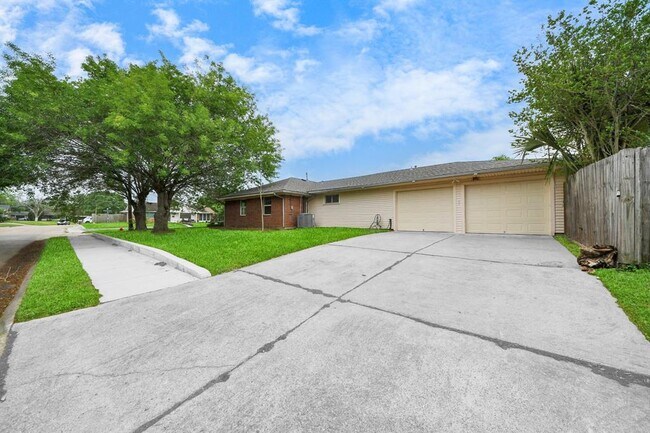 Building Photo - 3111 Tanglebriar Dr