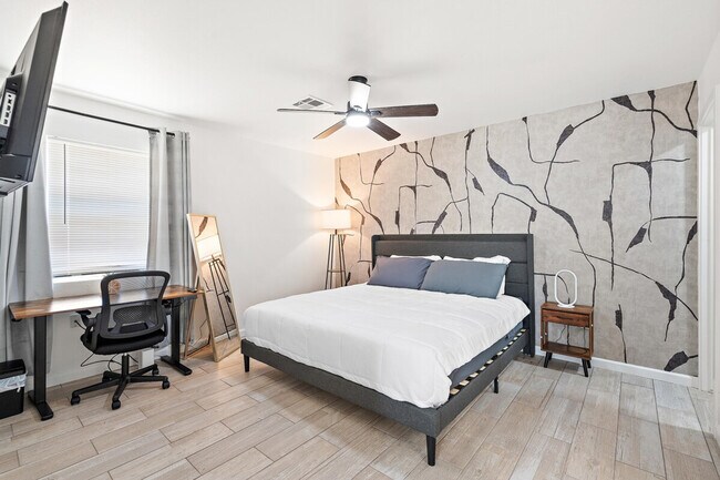 Building Photo - 2302 W Colter St