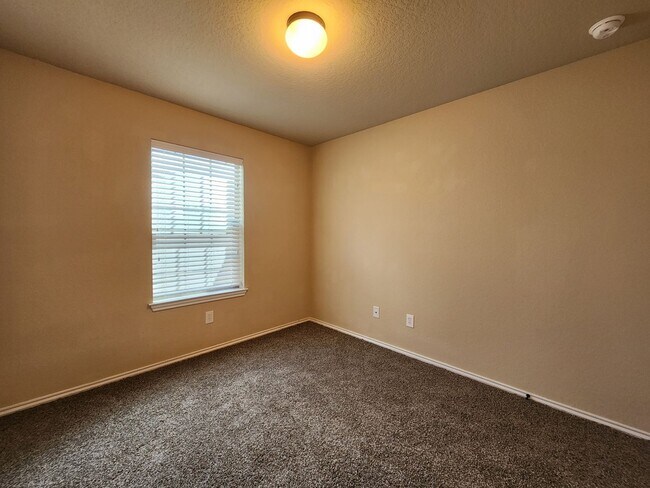 Building Photo - 3/2.5/2 Duplex / Minutes from Downtown NB & Creekside Shopping & Restaurants / Fenced in Yard /CISD