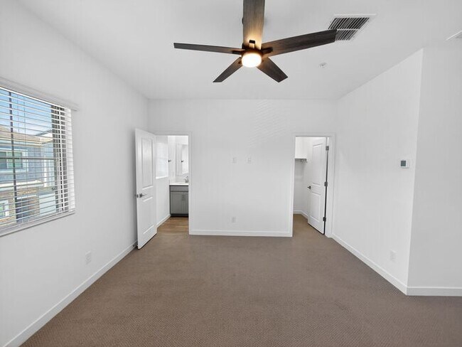 Building Photo - Stunning New 3Beds/2.5Bath Townhome in Phoenix, AZ!