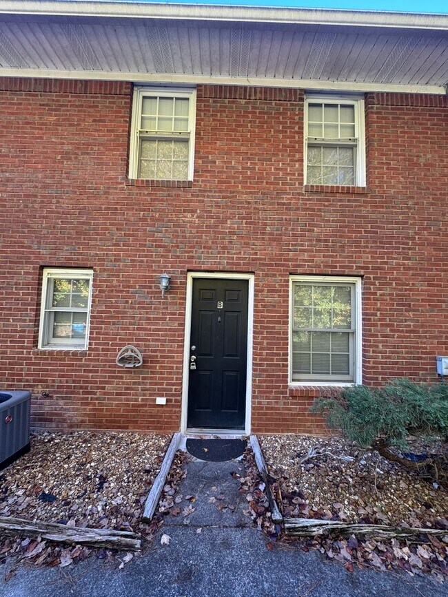 Building Photo - 2692 Callier Springs Rd SE