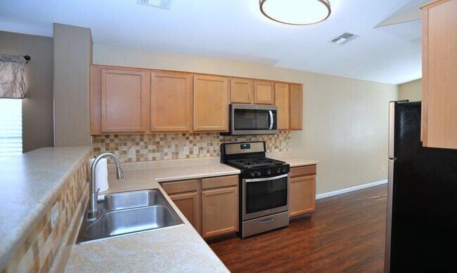 Building Photo - Charming home is San Lucas