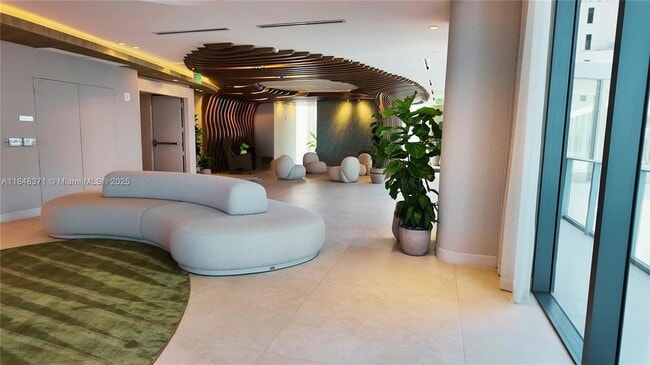 Building Photo - 700 NE 24th St