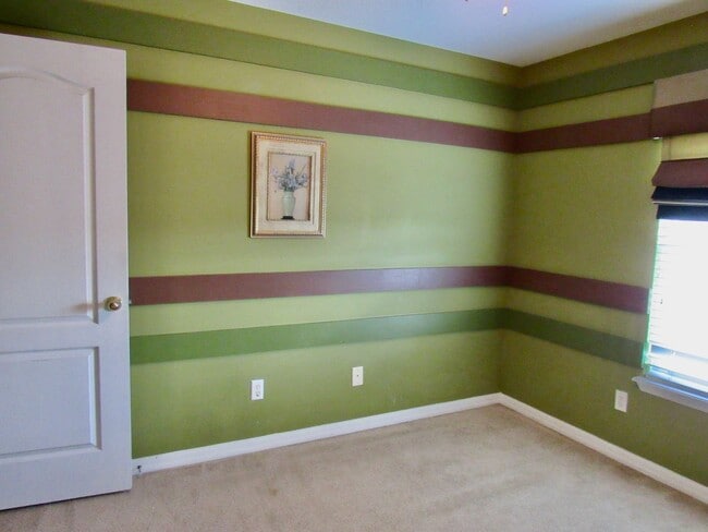 Building Photo - Beautiful 3-Bedroom Townhome with Resort-S...