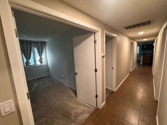 Building Photo - 4860 Lakeside Dr