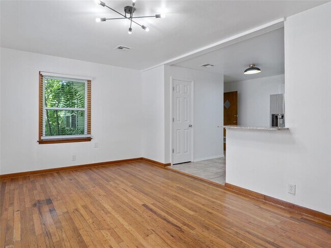 Building Photo - 426 S Ponca Ave