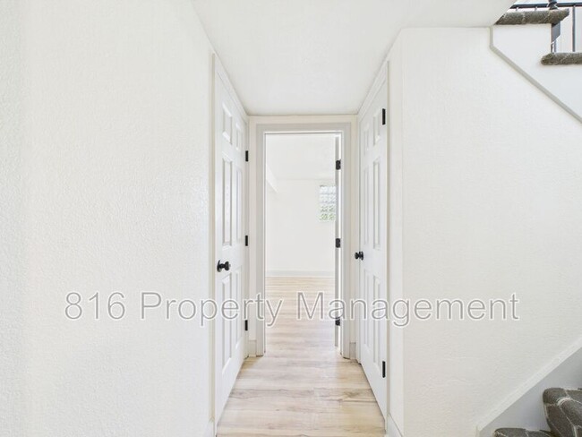 Building Photo - 1406 N Ponca Dr
