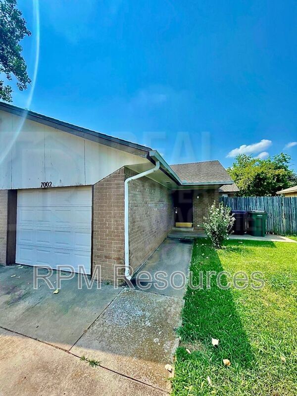 Building Photo - 7002 Woodlake Dr