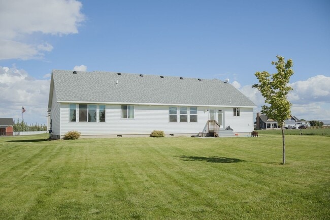 Building Photo - 3951 Woodland Dr