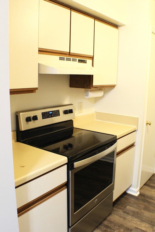 Building Photo - 2 bedroom Condo for rent! Available this A...