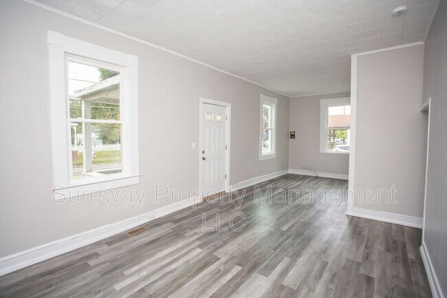 Building Photo - 614 Main St