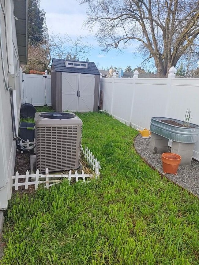 Building Photo - Adorable 2/2 Pocket Area Half-Plex!  PLEAS...