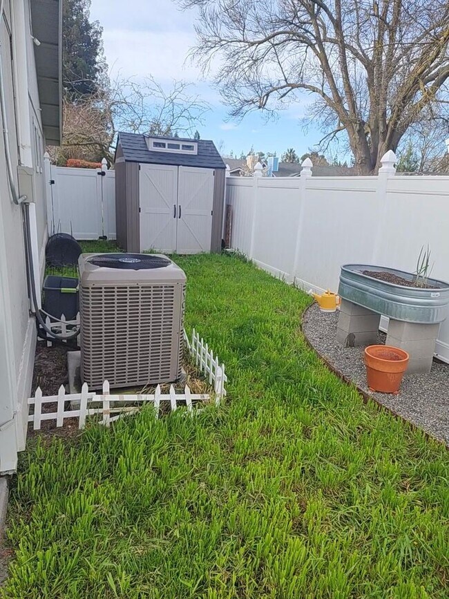 Building Photo - Adorable 2/2 Pocket Area Half-Plex!  PLEASE READ BELOW AD FOR VIEWINGS