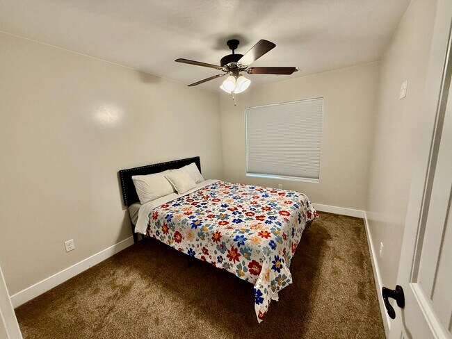 Building Photo - 521 N Creek Ridge Dr