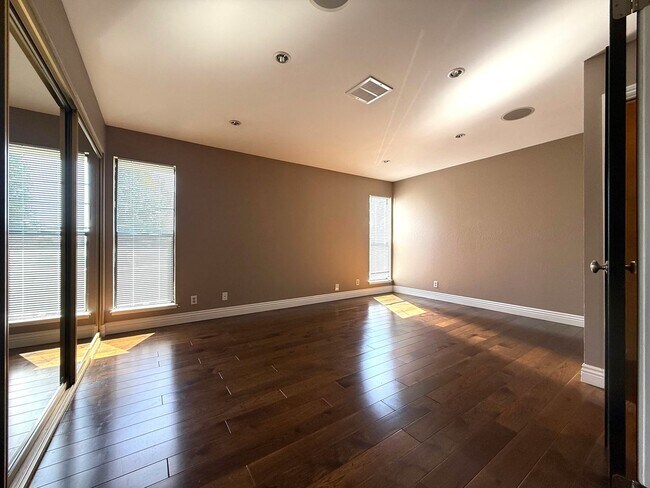 Building Photo - 2343 Fairway Dr