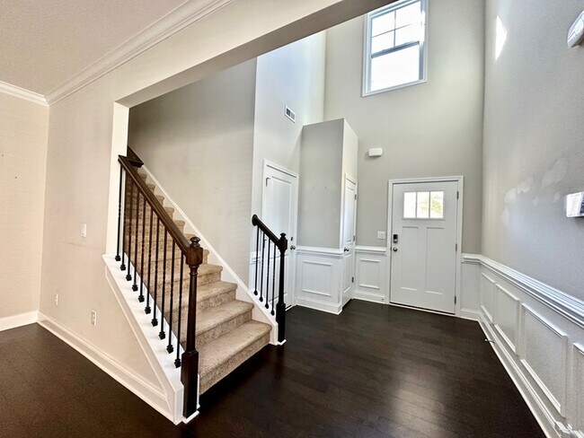 Building Photo - Beautiful 4 bedroom, 3 bath townhome end u...