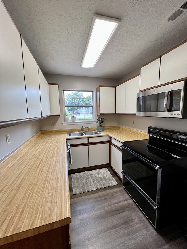 Kitchen - 2753 Edgewood Ln