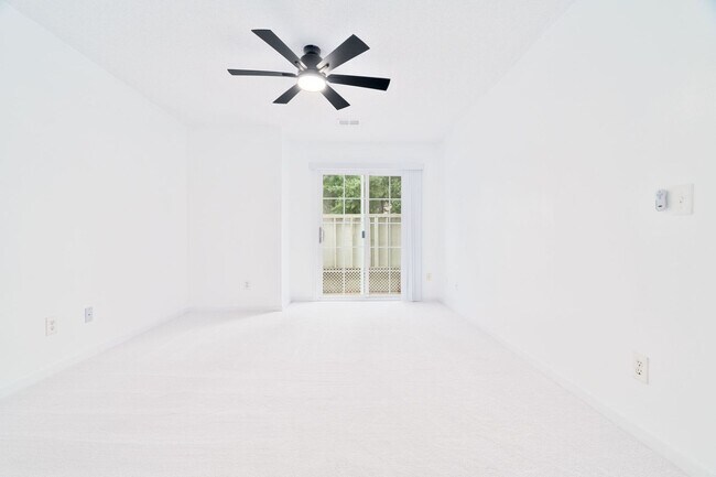 Building Photo - Low-Maintenance Living in Gated Park at Ri...