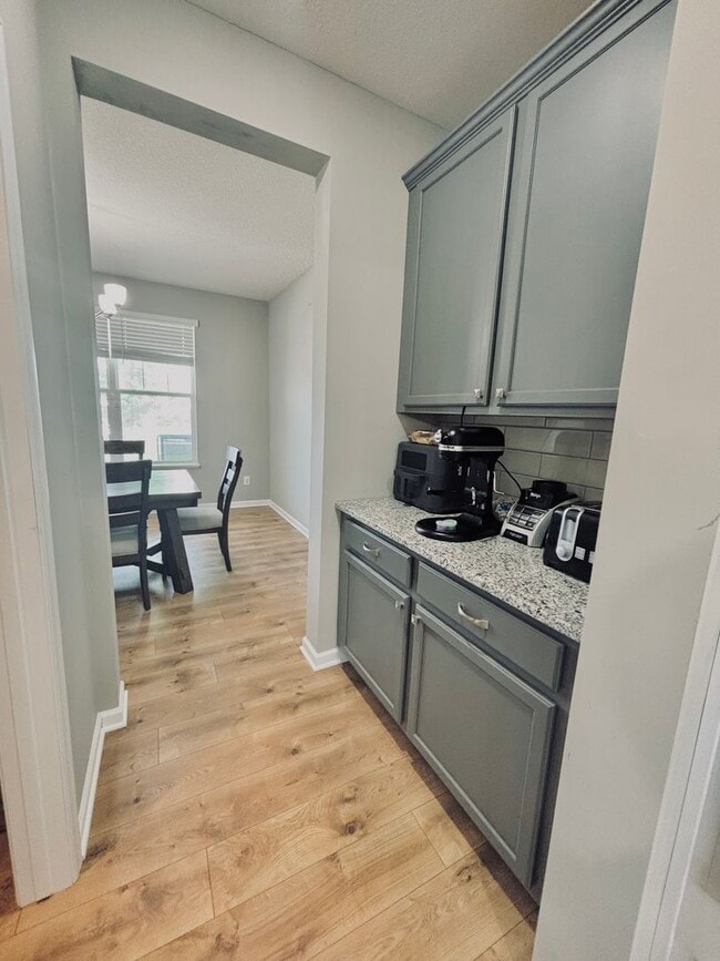 Building Photo - Stunning 5bed/3 1/2 bath Home in Shakopee!