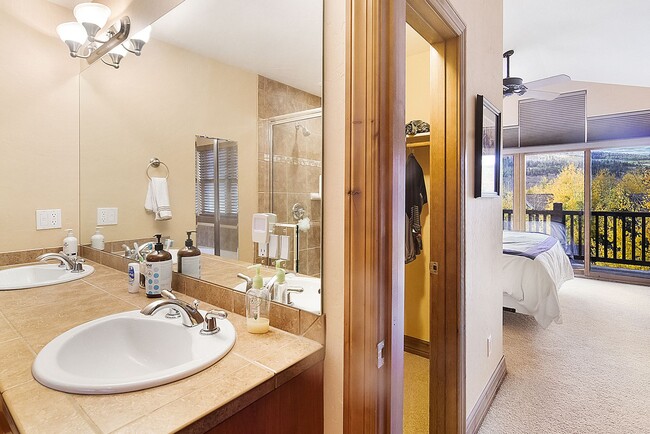 Building Photo - Beautiful townhome, ski shuttle, views, ut...