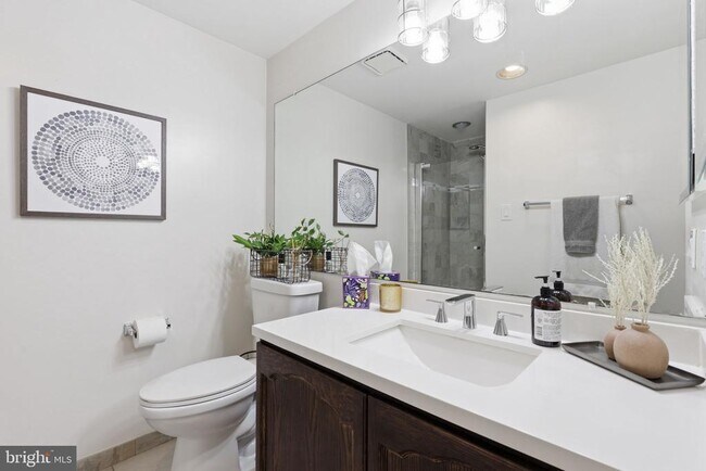 Building Photo - 2807 S Woodrow St