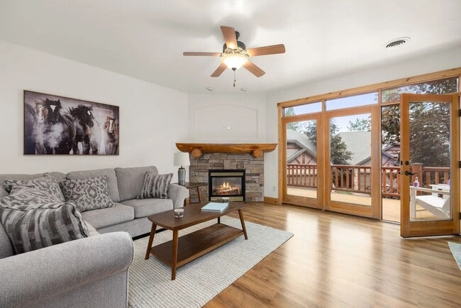 Building Photo - 3 Bed 2 Bath Condo!