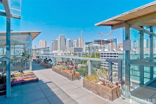 Rooftop with 360 views, internet and BBQ grills - 766 Harrison St