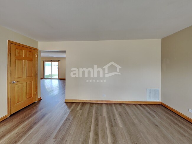 Building Photo - 1440 Summerhill Dr