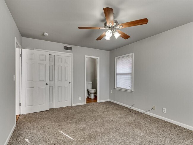 Building Photo - 2641 Kent Dr