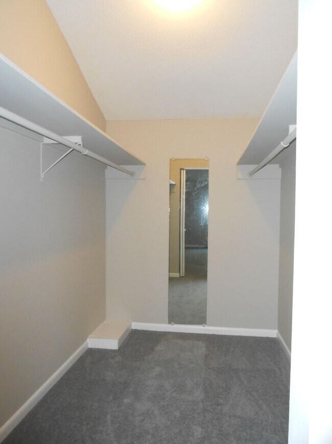 Building Photo - Leasing for 2026 available June 20 - Franklin Street 3 bedroom/2.5 Bath