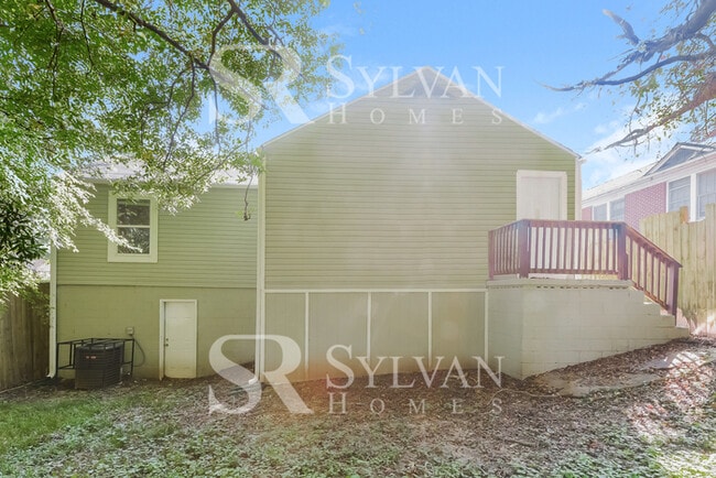 Building Photo - Prepare to fall in love with this 3 bedroom, 2 bathroom home