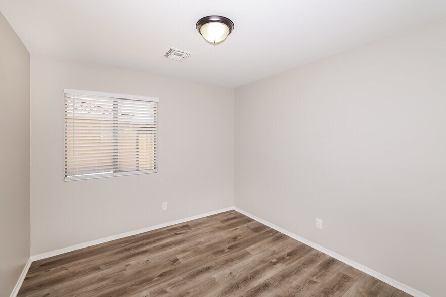 Building Photo - 10521 W Robin Ln