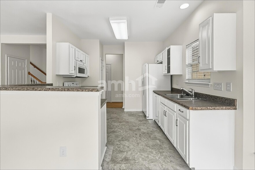Building Photo - 25 Bellows Falls Dr