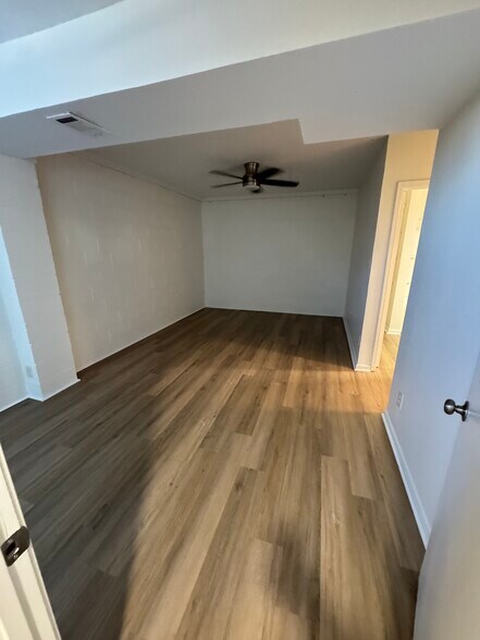 Building Photo - 114 Woodglen Dr