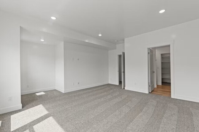 Building Photo - NT 3376
