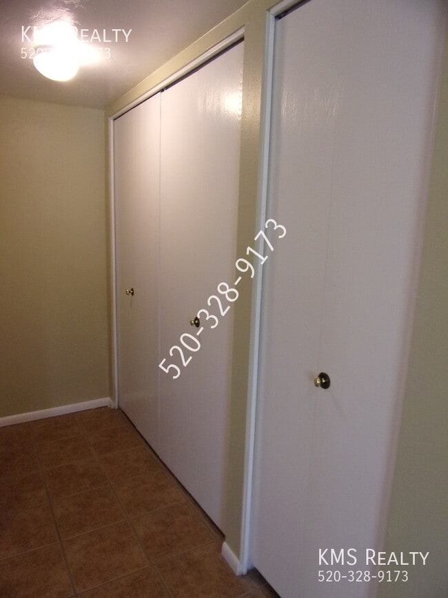 Building Photo - 702 S Pantano Rd