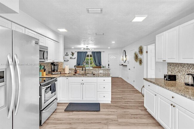 Building Photo - 4633 SW 28th Ave
