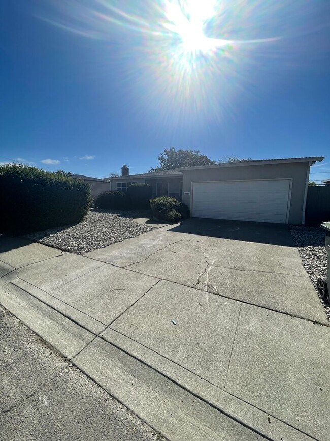 Building Photo - AVAILABLE NOW! 3 BEDROOM/2 BATH IN FAIRFIELD