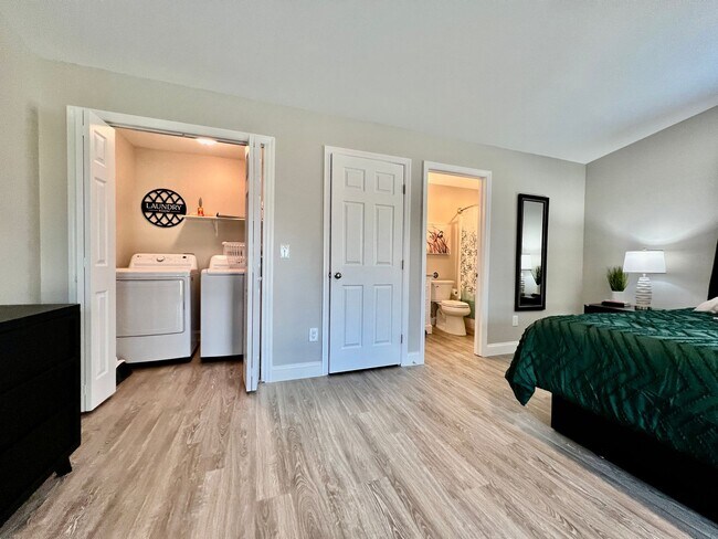 Building Photo - Newly remodeled, furnished home Trenton, Ohio