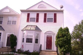 Building Photo - "Spacious 3-Bedroom Townhouse with Finishe...