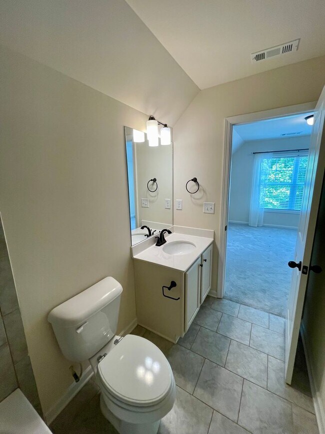 Building Photo - Gorgeous 5 bedroom 3.5 bath home in desira...