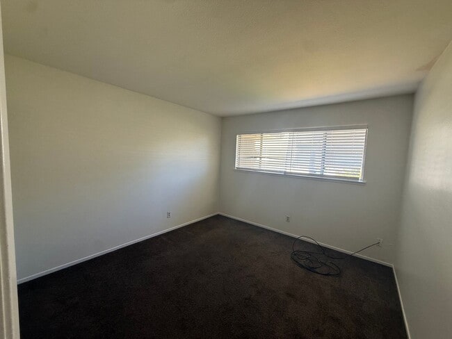 Building Photo - 2 bed | 1 bath | 795 SF | Shared garage | Downstairs unit |  WS&G Paid by Owner