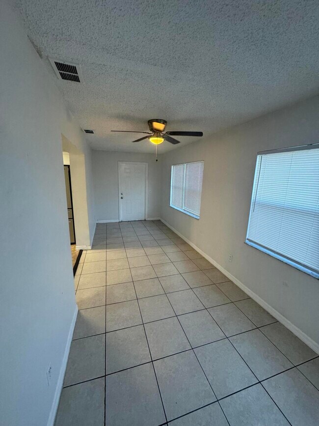 Building Photo - 820 Juanita Cir
