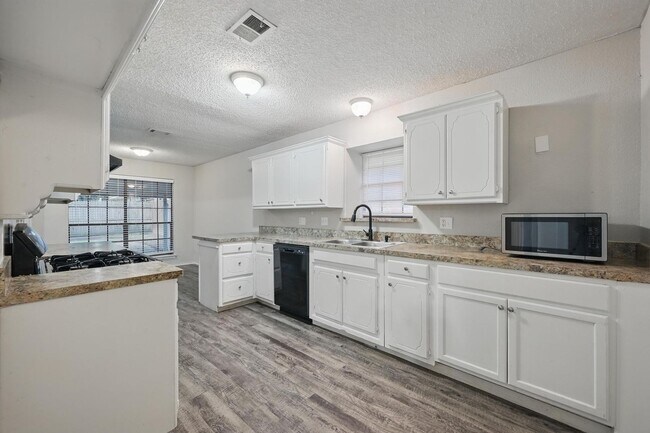 Building Photo - Charming Updated Home Near DFW Airport | 3...