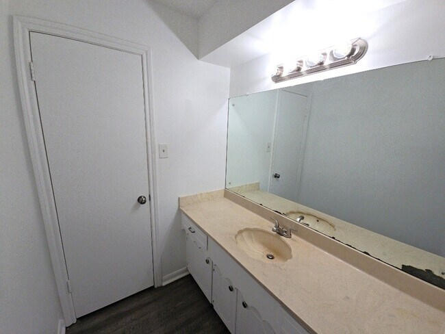 Building Photo - 3810 R V Mayfield Dr