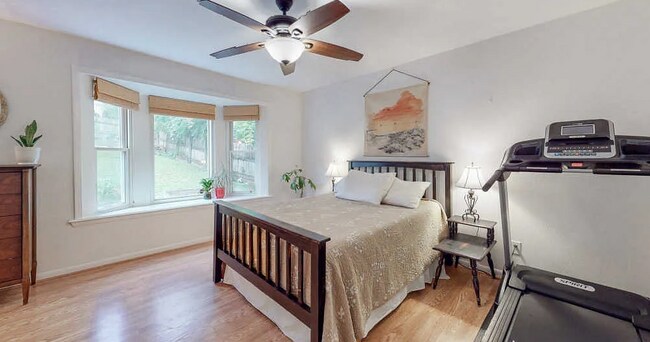 Building Photo - Available early Jan! 3bd/2bth w/fenced yard