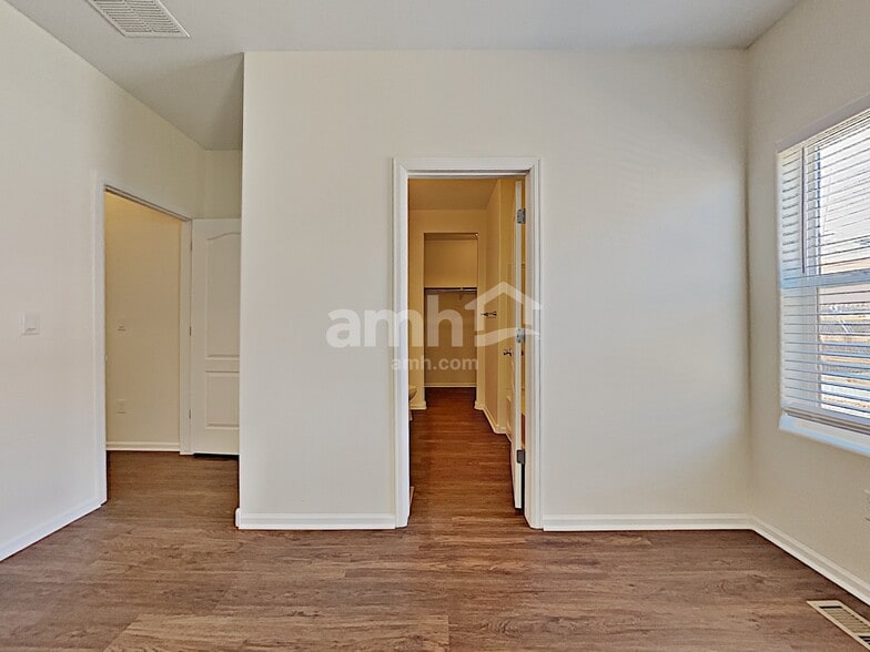 Building Photo - 551 Reserve Ave
