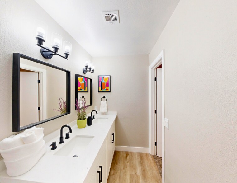 Building Photo - 7804 Sparkle Ave