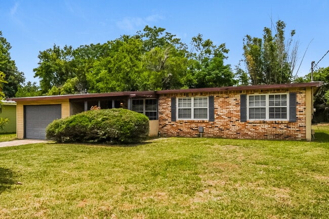 Building Photo - 1120 Skye Dr W